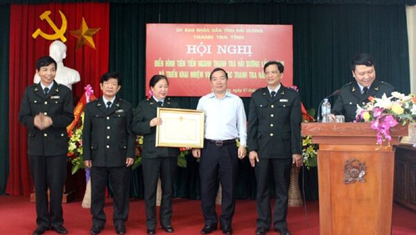 Ông Nguyễn Tọng Điều, Phó Chánh thanh tra tỉnh Hải Dương (ngoài cùng bên trái). - Sputnik Việt Nam