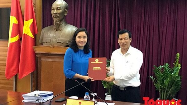 Bộ trưởng VH-TT-DL Nguyễn Ngọc Thiện trao quyết định bổ nhiệm của Thủ tướng cho Thứ trưởng Trịnh Thị Thủy. - Sputnik Việt Nam