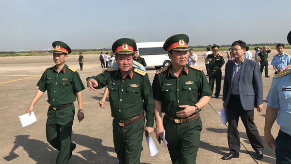 Thượng tướng Trần Đơn, Thứ trưởng Bộ Quốc phòng dẫn đầu đoàn khảo sát 21ha đất quốc phòng để bàn giao làm sân đỗ lưỡng dụng - Sputnik Việt Nam