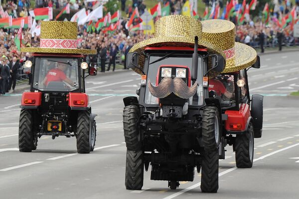 03 tháng 7. Minsk. Máy kéo thương hiệu MTZ (Belarus) trong cuộc diễu hành kỷ niệm ngày Quốc khánh Belarus. - Sputnik Việt Nam
