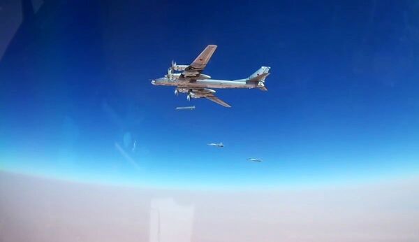 Máy bay ném bom chiến lược Nga Tu-95MS thả tên lửa hành trình Kh-101 vào các vị trí của IS ở Syria. - Sputnik Việt Nam