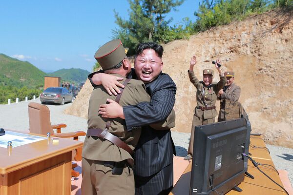 Lãnh đạo  Bắc Triều Tiên Kim Jong-un sau khi phóng thành công tên lửa đạn đạo Hwasong-14 - Sputnik Việt Nam