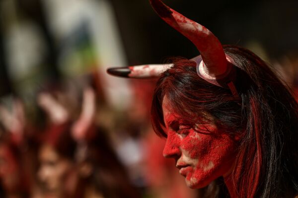 Tây Ban Nha. Pamplona. Một phụ nữ tham gia biểu tình chống đấu bò tót. - Sputnik Việt Nam