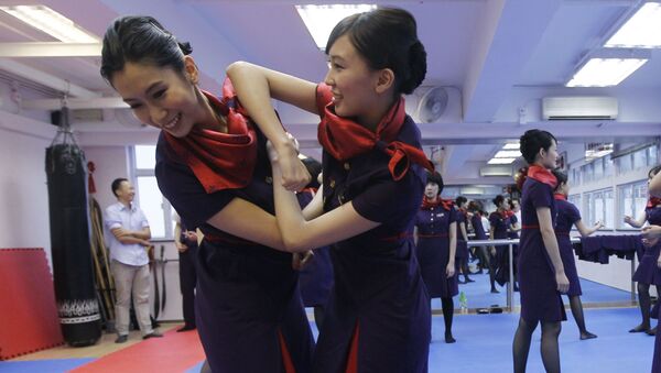 Tiếp viên hàng không Hong Kong Airlines có thể bảo vệ bản thân và bảo vệ người khác vì biết kung fu. - Sputnik Việt Nam