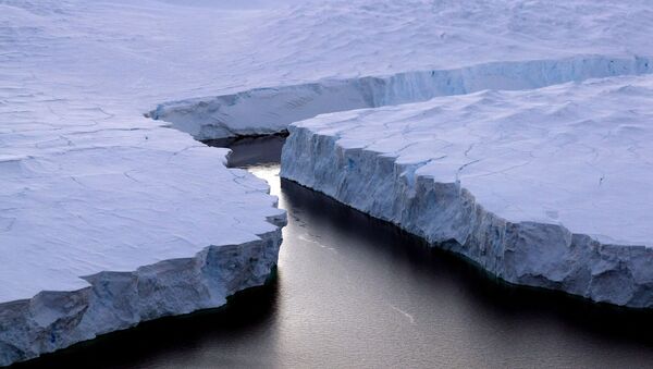 Разлом айсберга в Антарктиде - Sputnik Việt Nam