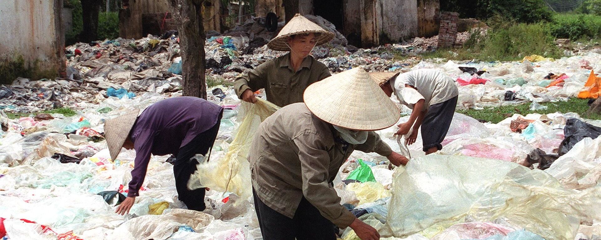Thu thập túi nhựa trong đô thị bán cho nhà máy chế biến nhựa, Việt Nam - Sputnik Việt Nam, 1920, 07.01.2021
