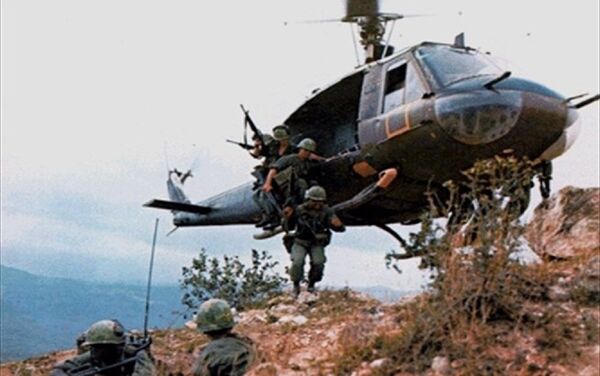 Trực thăng vận là một chiến thuật rất phổ biến của binh lính Mỹ trên chiến trường Việt Nam, đây cũng là cuộc chiến tranh đầu tiên trên thế giới có sự tham gia của lực lượng trực thăng lớn đến như vậy. - Sputnik Việt Nam