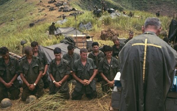 Cha tuyên úy cầu nguyện cho binh lính Mỹ trước khi ra trận. - Sputnik Việt Nam