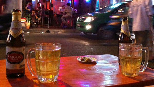 кружка пива в кафе на улице Вьетнама - Sputnik Việt Nam