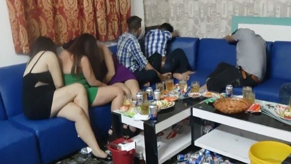 Công an TP.HCM phát hiện nhiều tiếp viên nữ thoát y phục vụ khách ở nhà hàng trên địa bàn quận Bình Tân. - Sputnik Việt Nam