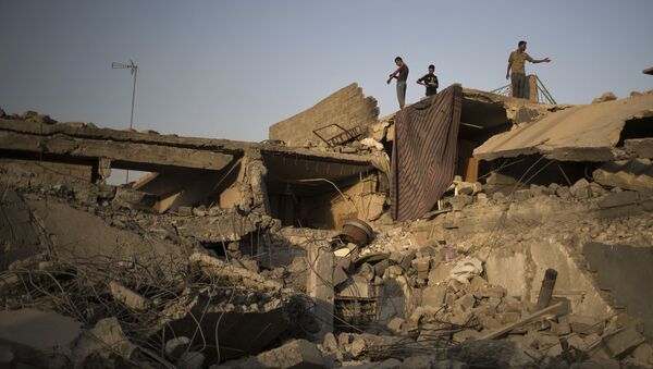 Сирийцы среди разрушенных зданий на западе Мосула - Sputnik Việt Nam
