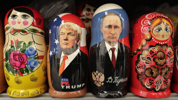 Eine Matroschka-Puppe mit dem Abbild des russischen Staatschefs Wladimir Putin (r.) und des designierten US-Präsidenten Donald Trump - Sputnik Việt Nam