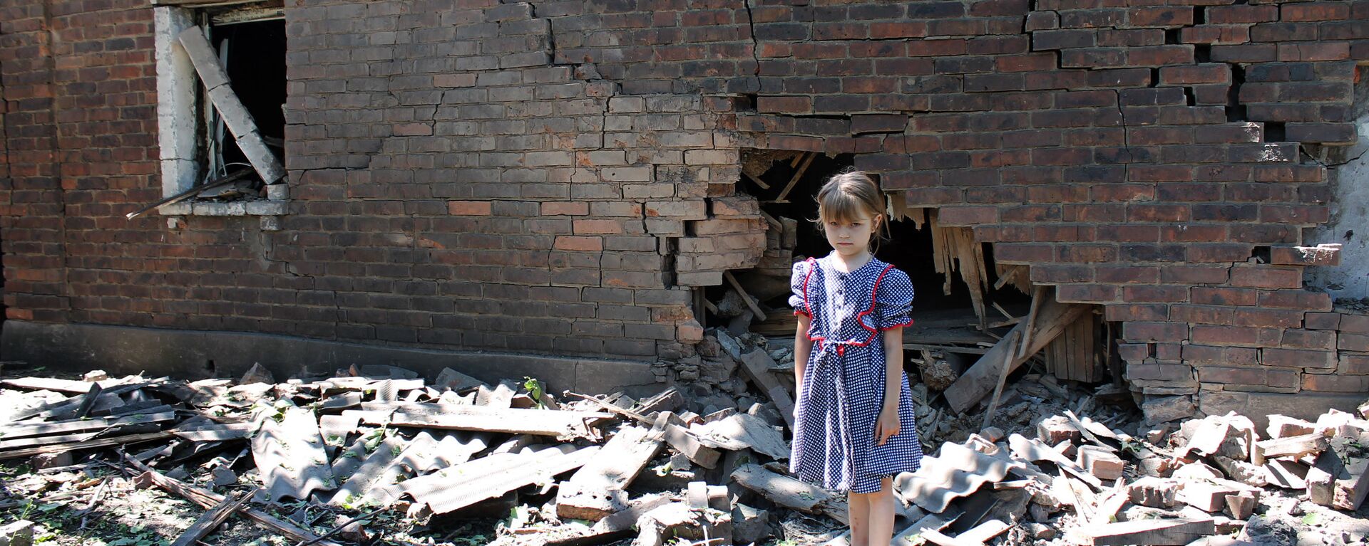 Bé gái bên ngôi nhà ở Gorlovka bị pháo của công lực Ukraina phá hủy - Sputnik Việt Nam, 1920, 31.08.2022