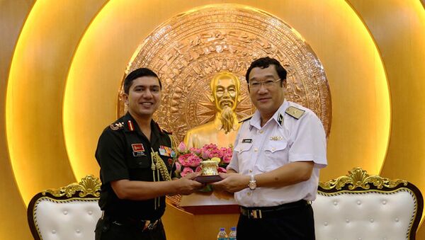 Tư lệnh Hải quân nhân dân Việt Nam tặng Tùy viên Quốc phòng Ấn Độ quà lưu niệm - Sputnik Việt Nam