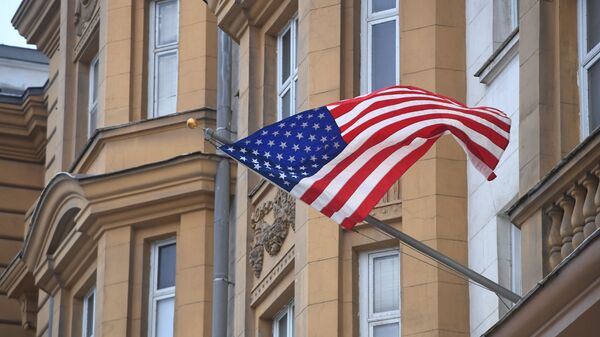 Государственный флаг США на фасаде здания посольства США в Москве - Sputnik Việt Nam