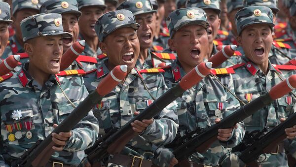 Военнослужащие во время парада, приуроченного к 105-й годовщине со дня рождения основателя северокорейского государства Ким Ир Сена, в Пхеньяне - Sputnik Việt Nam