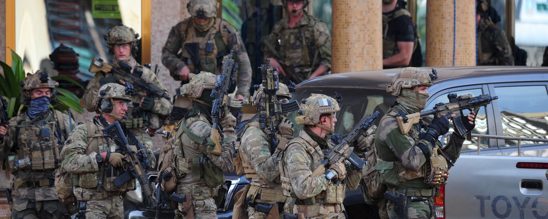 French soldiers arrive at the site of the attack in Ouagadougou, Burkina Faso, January 16, 2016. - Sputnik Việt Nam, 1920, 14.08.2017