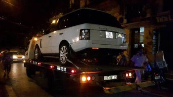 Công an quận Hoàn Kiếm đưa xe Range Rover về trụ sở tạm giữ theo quy định. - Sputnik Việt Nam