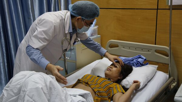 Bác sĩ khám bệnh nhân sốt dengue, tại Bệnh viện Nhi đồng Quốc gia Hà Nội, Việt Nam - Sputnik Việt Nam