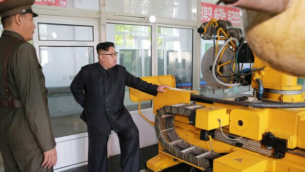 Nhà lãnh đạo Bắc Triều Tiên Kim Jong-un tại Viện Quân sự Nghiên cứu Vật liệu Hoá học ở Bình Nhưỡng - Sputnik Việt Nam