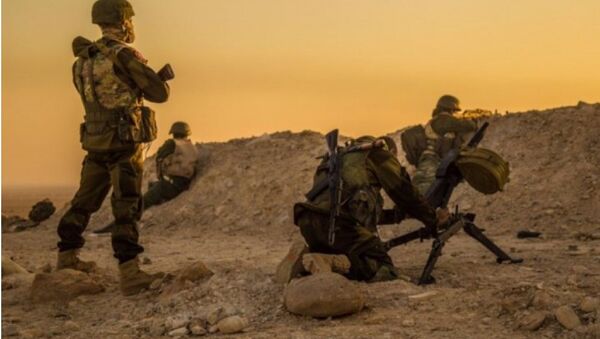 Binh sĩ lực lượng Săn IS chiến đấu trên vùng sa mạc tỉnh Homs - Hama - Sputnik Việt Nam