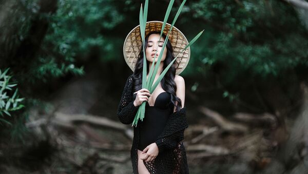 Вьетнамская девушка в конической шляпе - Sputnik Việt Nam