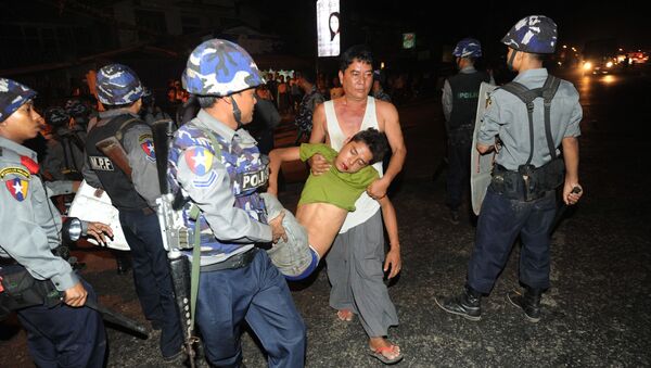 Полиция уносит пострадавшего во время антимусульманских погромов в Янгоне, Мьянма - Sputnik Việt Nam