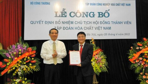 Ông Nguyễn Anh Dũng (ngoài cùng bên phải) tại lễ nhậm chức Chủ tịch Vinachem hồi năm 2012. - Sputnik Việt Nam