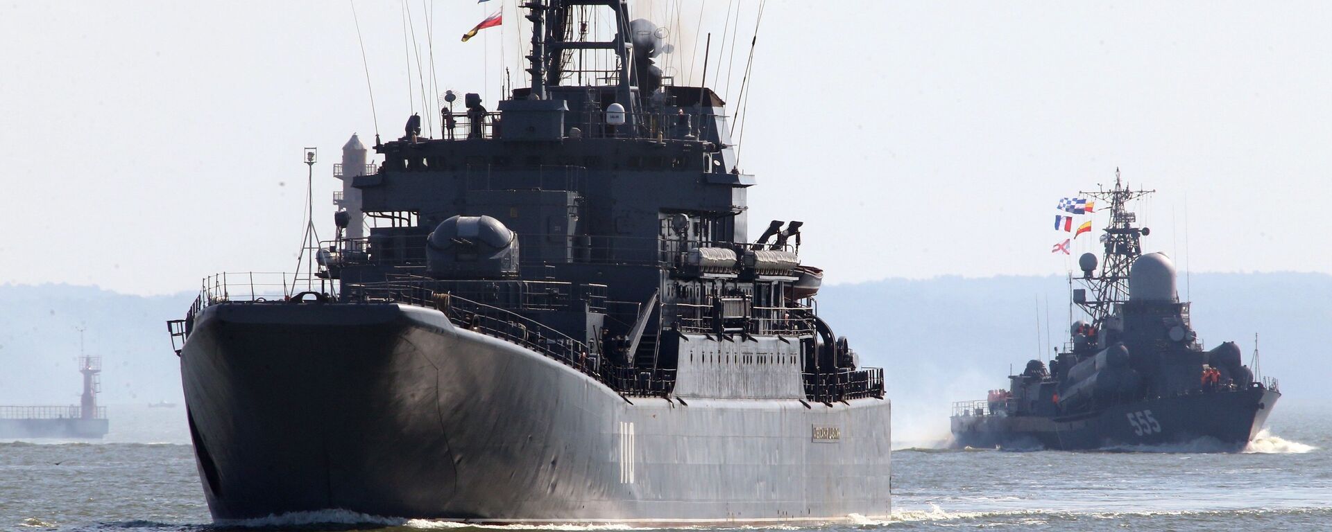 Tàu đổ bộ cỡ lớn Alexandr Shabalin (bên trái) và tàu tên lửa cỡ nhỏ Geizer cùng đội tàu của Hạm đội Baltic ra biển trong khuôn khổ cuộc tập trận chiến lược Nga-Belarus Phía Tây-2017 - Sputnik Việt Nam, 1920, 15.04.2022