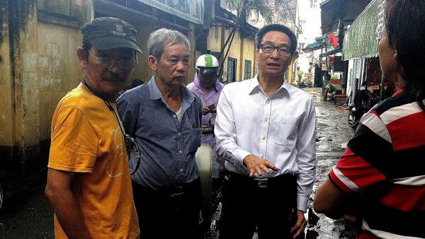 Phó Thủ tướng Vũ Đức Đam trò chuyện với các nghệ sĩ Hãng phim truyện Việt Nam sau cơn mưa to - Sputnik Việt Nam