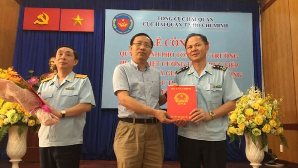 Tổng Cục trưởng Tổng Cục Hải quan Nguyễn Văn Cẩn trao quyết định mới cho ông Đinh Ngọc Thắng - Sputnik Việt Nam