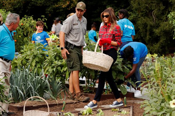 Đệ nhất phu nhân Mỹ Melania Trump trong vườn ở Nhà Trắng cùng với các thiếu niên cộng đồng Boys and Girls Clubs of Greater Washington. - Sputnik Việt Nam