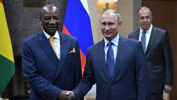 Tổng thống Nga Vladimir Putin đàm phán với Tổng thống Guinea Alpha Conde. - Sputnik Việt Nam
