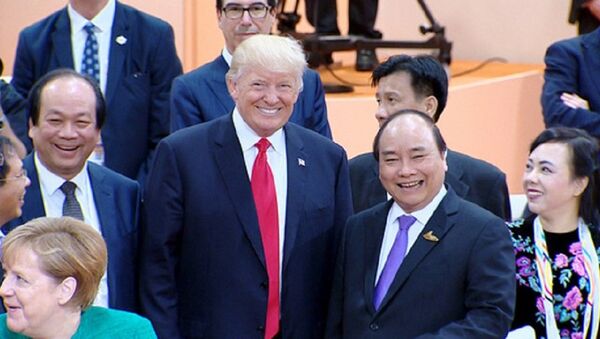 Thủ tướng Nguyễn Xuân Phúc gặp Tổng thống Donald Trump bên lề hội nghị Thượng đỉnh G20 tháng 7-2017 - Sputnik Việt Nam