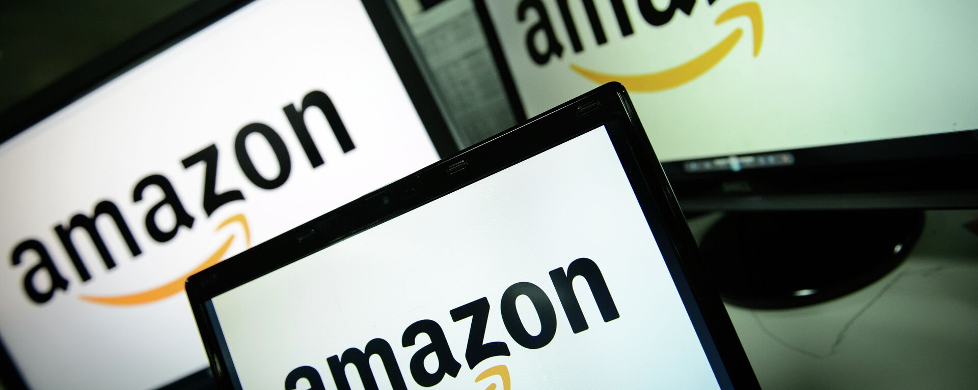 A picture shows the logo of the online retailer Amazon dispalyed on computer screens in London on December 11, 2014 - Sputnik Việt Nam, 1920, 01.05.2022