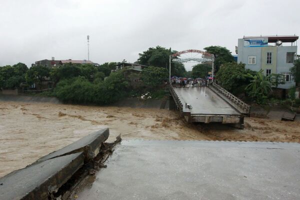 Tỉnh Yên Bái. Cầu bị phá hủy bởi trận lụt. - Sputnik Việt Nam