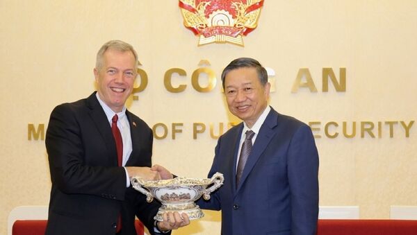 Bộ trưởng Tô Lâm tặng quà lưu niệm Đại sứ Ted Osius. - Sputnik Việt Nam