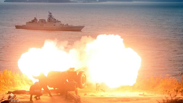 Bắn pháo chào mừng tàu khu trục Hải quân Ấn Độ Saptura tiến vào Vladivostok tham gia cuộc tập trận liên quốc gia Nga-Ấn Độ Indra-2017 - Sputnik Việt Nam