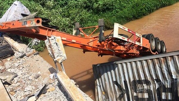 Chiếc xe húc bay thành cầu rơi xuống sông - Sputnik Việt Nam