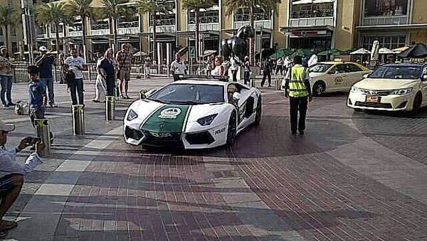 Первый патруль дорожной полиции на дорогом спортивном автомобиле Lamborghini появился на улицах Дубая - Sputnik Việt Nam