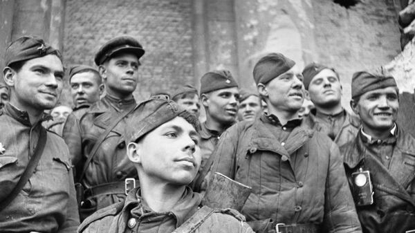 Ảnh lưu trữ. Berlin. Năm 1945. Những người lính trinh sát của Sư đoàn Bộ binh 150 tấn công Reichstag. - Sputnik Việt Nam