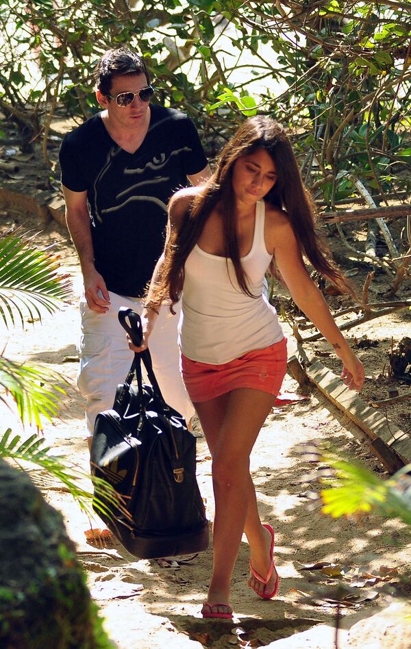 Năm 2010. Lionel Messi và bạn gái Antonella Roccuzzo trên bãi biển ở Rio de Janeiro. - Sputnik Việt Nam