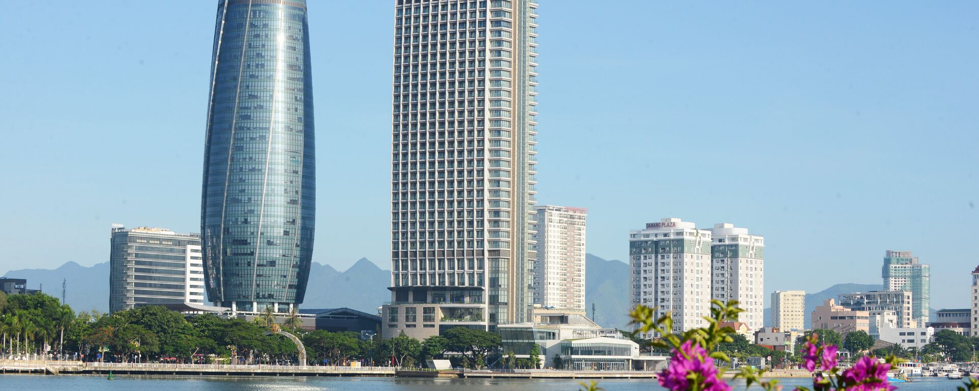 Sông Hàn và tòa nhà Trung tâm hành chính với lối kiến trúc hình tháp trụ tròn cao 175,5m là hai biểu tượng đăng trưng của Đà Nẵng, thành phố đăng cai Tuần lễ Cấp cao APEC 2017. - Sputnik Việt Nam, 1920, 31.05.2024