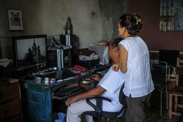 Chồng và vợ: nhà thiên văn học Svetlana Oparina và bác sĩ sinh học Evgeni Reyes trong nhà họ ở La Habana. - Sputnik Việt Nam