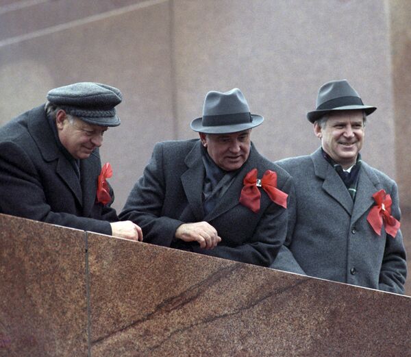 Tổng Bí thư BCH TƯ đảng Cộng sản Liên Xô Mikhail Gorbachev trên lễ đài Lăng Lenin tại Quảng trường Đỏ trong lễ kỷ niệm lần thứ 72 cuộc Cách mạng XHCN Tháng Mười Vĩ đại, năm 1989 - Sputnik Việt Nam