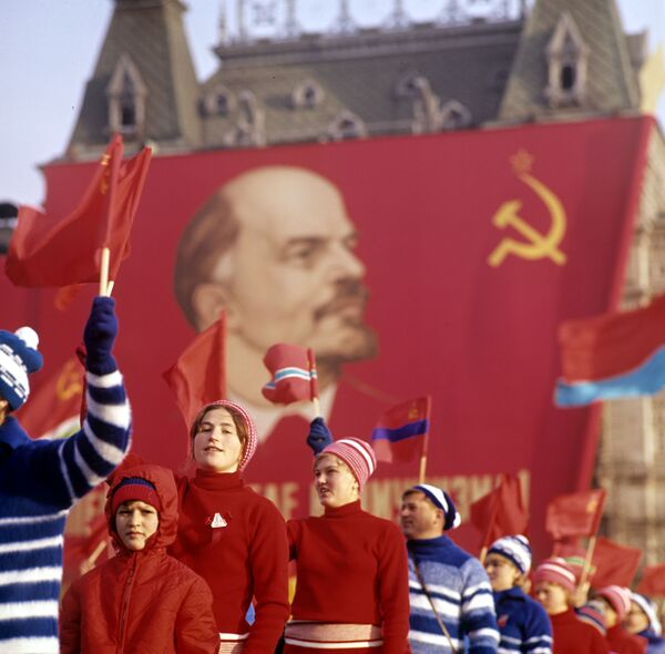 Đội diễu hành của các vận động viên thể thao trên Quảng trường Đỏ trong lễ kỉ niệm lần thứ 50 cuộc Cách mạng XHCN Tháng Mười Vĩ đại - Sputnik Việt Nam
