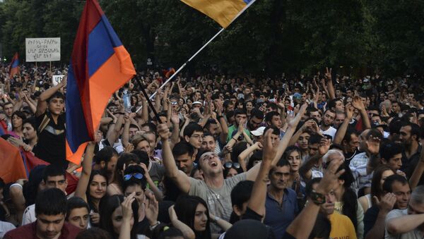 Hoạt động biểu tình phản đối Chính phủ chống tăng giá điện tại Erevan - Sputnik Việt Nam