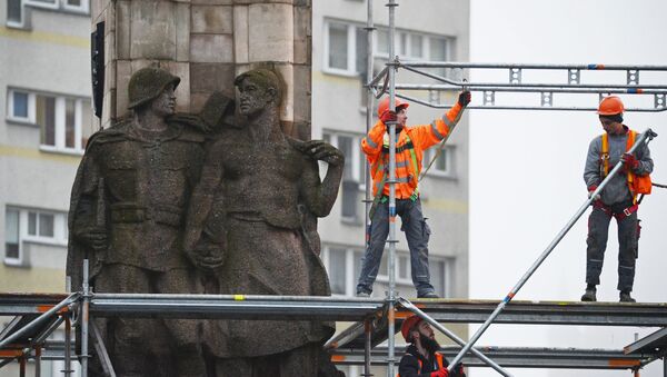 Tháo dỡ tượng đài vinh danh Hồng quân ở Szczecin thuộc Ba Lan - Sputnik Việt Nam