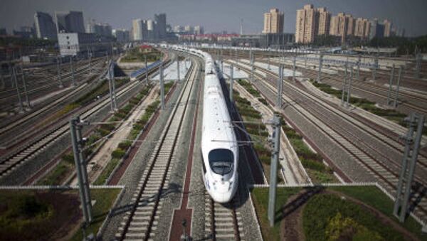 CRH high-speed train leaves the Beijing South Station for Shanghai during a test run on the Beijing-Shanghai high-speed railway in Beijing, China - Sputnik Việt Nam