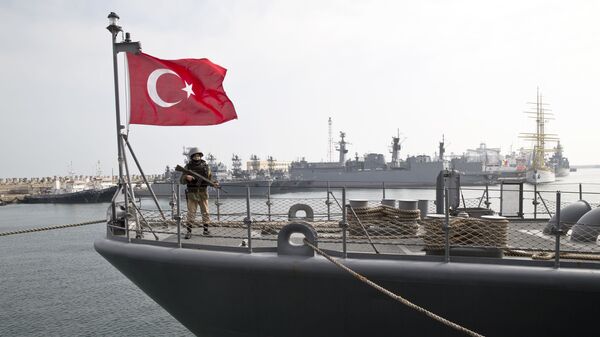 Турецкий военный на борту фрегата TCG Turgutreis во время учений НАТО. Архивное фото - Sputnik Việt Nam
